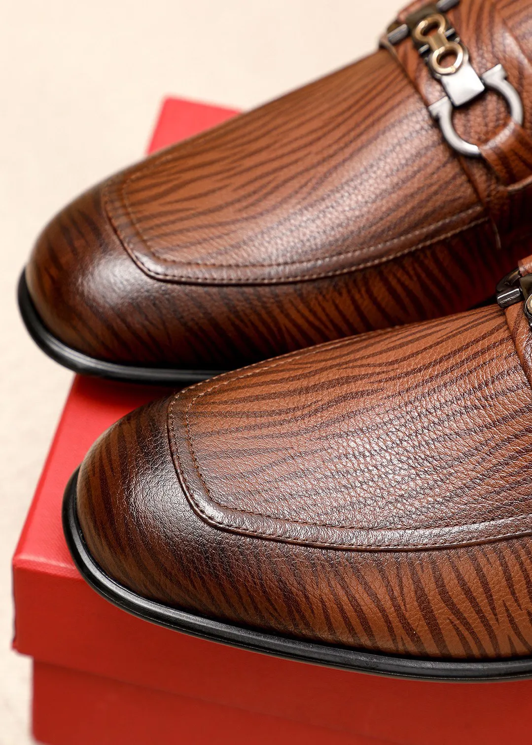 Men's shoes 💰462 💐 Product trademark: Ferragamo "Ferragamo" casual leather shoes Regular size: 38-44 (45.46.47🉑️Customized) Product materials: Selected imported calfskin upper + classic hardware buckle, imported water-dyed cow leather lining. Strong three-dimensional visual effect, original outsole color: 1⃣️color optional